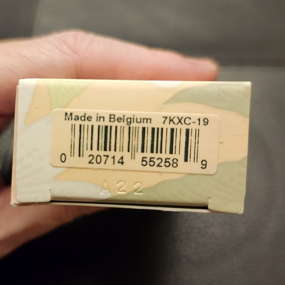 Clinique Stay-Matte Oil-Free Makeup in 19 Sand - Picture 5 of 8